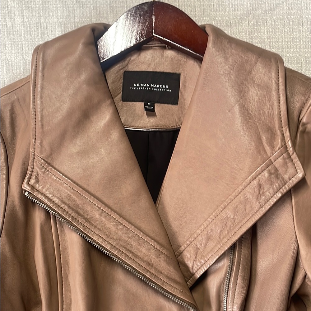 Neiman Marcus Tan Leather Jacket with Prominent Lapel and Timeless Design
